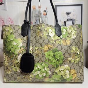 Gucci Reversible Tote GG Blooms Print in Green & Black Color Medium